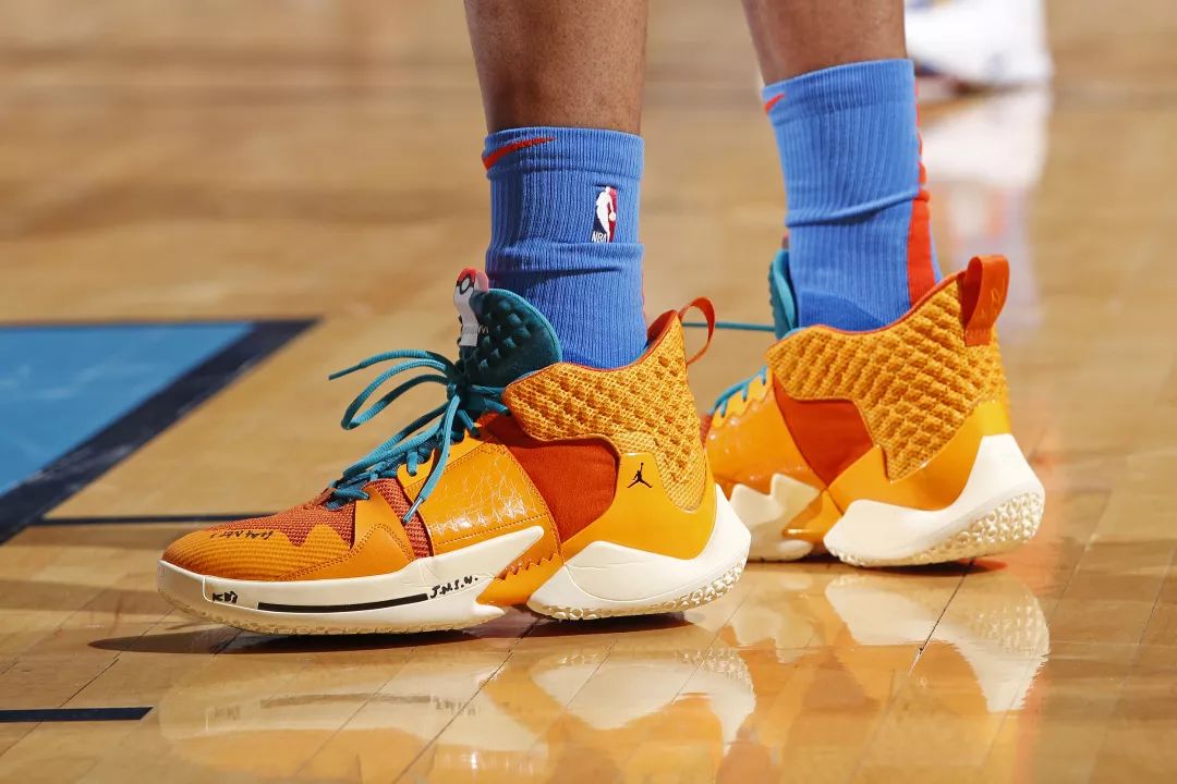 利物浦切尔西双双翻车，阿森纳笑纳5分大礼，争冠只剩两支队？（红军蓝军齐遭滑铁卢，枪手收下5分厚礼，冠军之争只剩两强？）