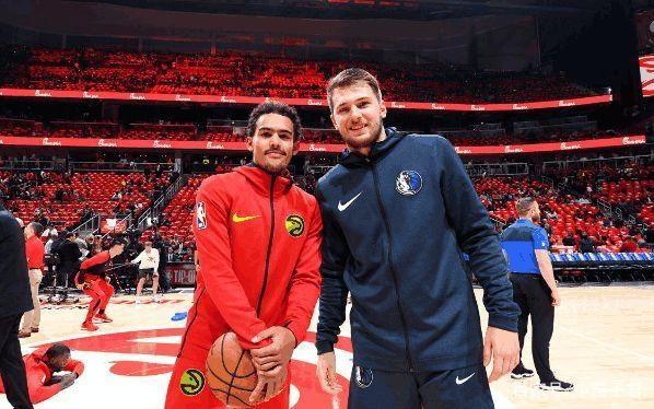 致敬球队传奇，多特官方商城为球迷免费印11号罗伊斯（多特官方商城免费为球迷印制罗伊斯11号，向球队传奇致敬）