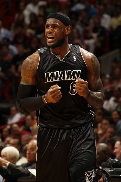 万众瞩目！CBA杯赛上演“山东德比” 赢球将锁定晋级八强名额（焦点之战！CBA杯山东德比打响，胜者将锁定八强席位）