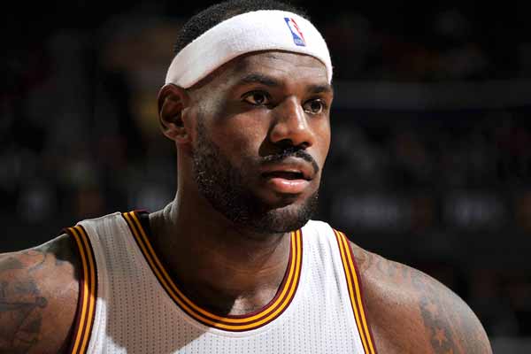 这雪有点大，欧冠赛前一名挪威记者在博德闪耀的球场边线处滑雪（欧冠赛前风雪骤起，挪威记者在博德闪耀场边滑雪）